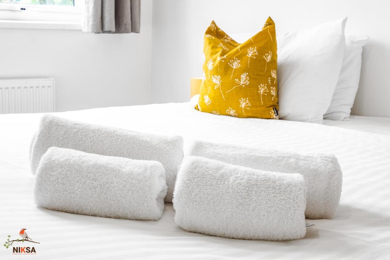 Niksa Serviced Accommodation - 3 Bedroom House Welwyn Garden City Exterior foto